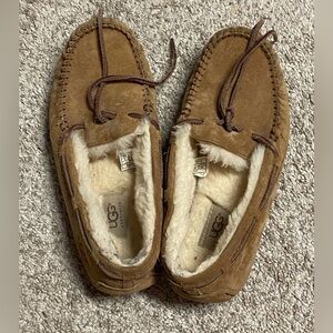 Womans Ugg Australia Moccasin sheepskin slippers size US 8 EUC